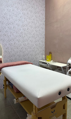 Sala de procedimento com maca preparada