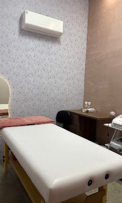 Sala de procedimento com equipamentos de estética